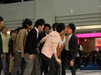 恍惚とした表情で「1分間にキスされる回数」の世界記録に挑戦中の楽しんご♥。