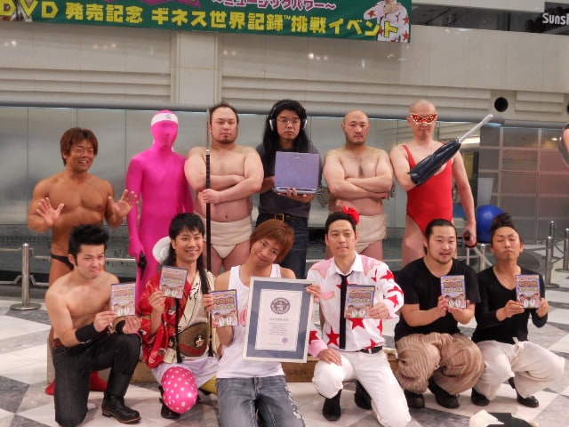 本日2月23日に行われたDVD「あらびき団 第2回本公演 ミュージックパワー」発売記念イベント。楽しんご♥の手には「1分間にキスされた回数」のギネス認定証が。