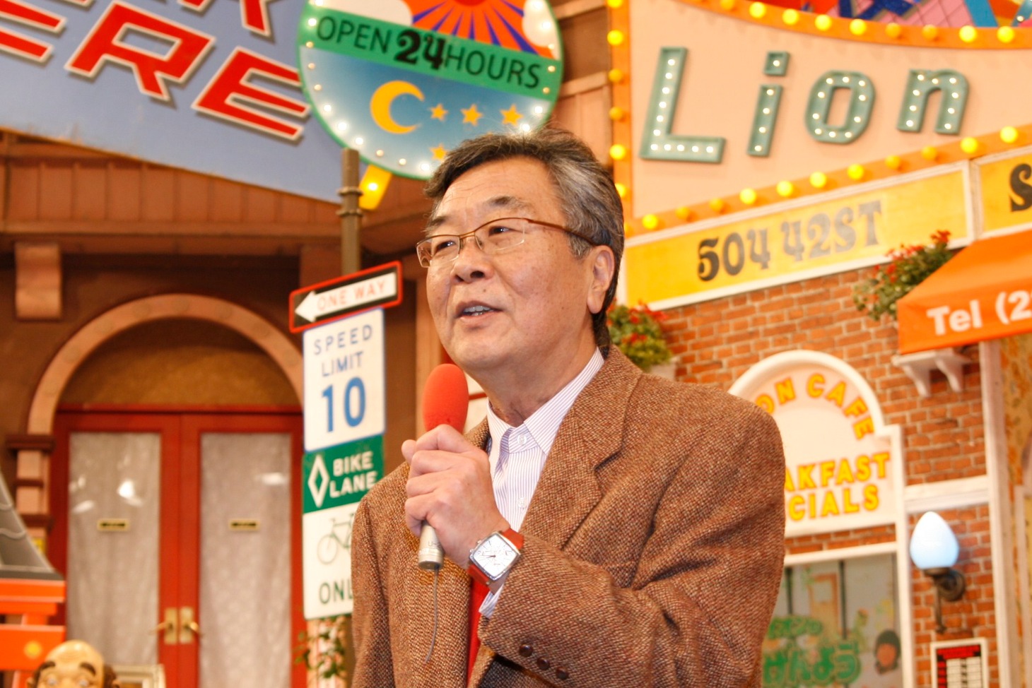 会見の進行を務め、「20年で変わらないのは小堺さんと私くらいのもの」と振り返った番組開始当初からのスタッフ・三宅恵介チーフプロデューサー。