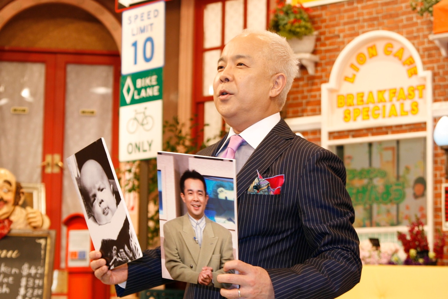 右手に幼少期の写真、左手に「ごきげんよう」放送開始時の写真を持ち、頭頂部を気にしていた小堺一機。