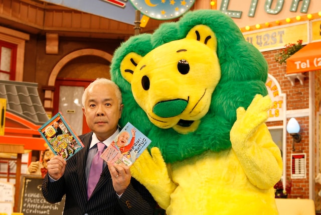 「ごきげんよう」20周年を記念して発売されるDVDと本の発表会見に出席した司会の小堺一機（左）とライオンちゃん。