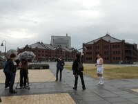 小雨の降る中、ランニング姿で撮影に挑んだ堤下。「100本映画」プロジェクトで映画監督を務めた際にも、この場所を使って撮影したそう。