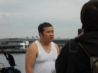 カメラに向かってツッコミを決める堤下。