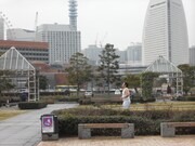 横浜の観覧車をバックに走るランニング姿の堤下。