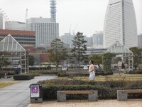 横浜の観覧車をバックに走るランニング姿の堤下。