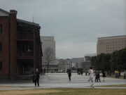 赤レンガ倉庫に向かって走るランニング姿の堤下。