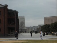 赤レンガ倉庫に向かって走るランニング姿の堤下。