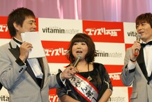 司会の博多華丸・大吉とアジアン馬場園（中央）。