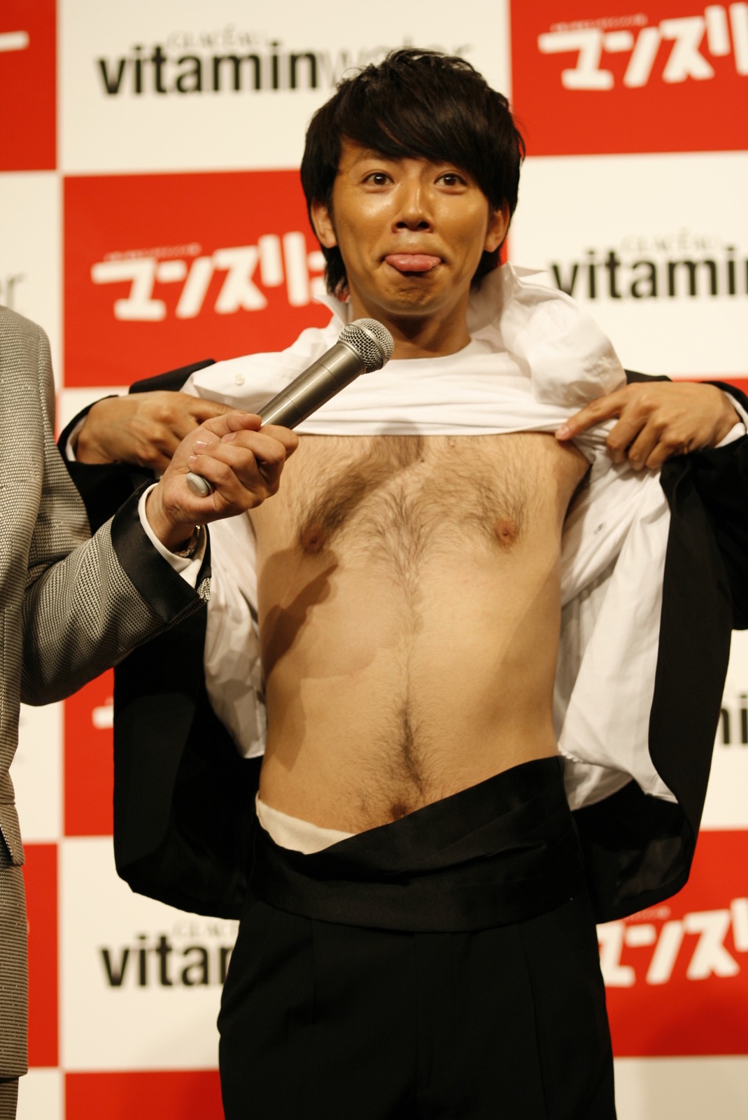 胸毛を披露するピース綾部。