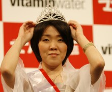 ティアラをつけてご満悦のアジアン隅田。2年連続でぶちゃいく1位となった。