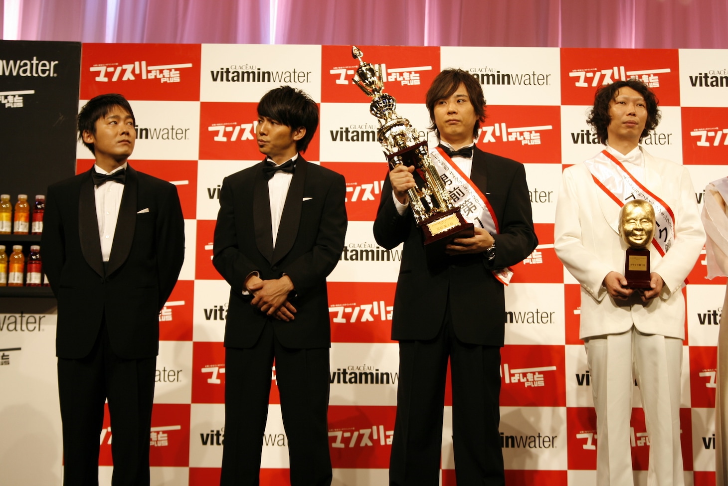 「マンスリーよしもとPLUS presentsよしもと男前ブサイクランキング2011大発表会」の一場面。