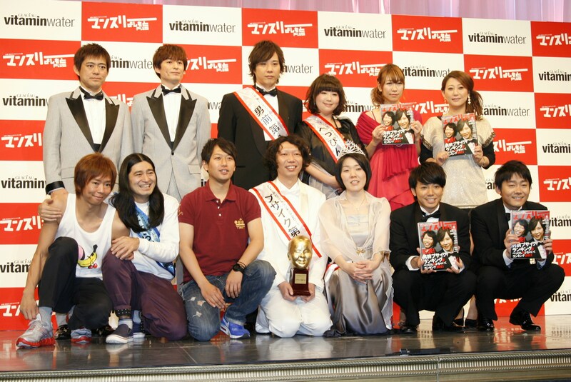 「マンスリーよしもとPLUS presentsよしもと男前ブサイクランキング2011大発表会」に出席したメンバー。