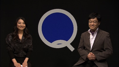 「Q～わたしの思考探究～」司会の小池栄子と文化人類学者・上田紀行（左から）。(c)NHK