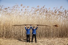 WEBサイト「エコレゾ ウェブ」にて、「よしもと芸人・銀シャリの、『ヨシきたッ！刈ったれ！』体験記」に登場している銀シャリ。ヨシ刈り体験した後の、鰻、橋本の手書きコメントをお見逃しなく。(C)エコレゾ ウェブ