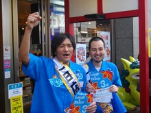 東京・銀座わしたショップにて、1日店長を務めたスリムクラブ。