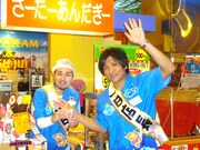 「ブルーシール アイスクリーム」のパーラーでは、内間がソフトクリームを作り、真栄田が試食していた。