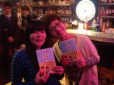 書籍「酒と泪と少年少女」の発売記念イベントを行った少年少女。(c)吉本興業