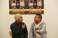 川畑は「本当は歌だけのイベントをやりたいんですけどね。僕も小籔に『こんなイベントやるから』って報告には行ったんですけど、やっぱりゲストでの出演は丁重に断られました（笑）」とコメント。(c)吉本興業