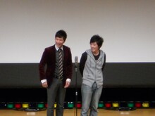 “最近の若い女の子”というテーマの漫才を披露したオーケイ。トークコーナーでは小島の「洋服の種類ごとに洗い方がある」「彼女が洗濯してくれたものを洗濯しなおす」などの発言に注目が集まった。