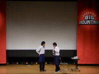 さらば青春の光はコント「ファミレス」を披露。客を怒らせた店員が店長に相談するが、客の要望に2人はパニックに。