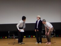 ベテラン漫才コンビ・サバイバルズのコントを披露したビーグル38。「お笑いポポロ」の取材に対し、出会いやネタの説明をする2人に会場は爆笑。