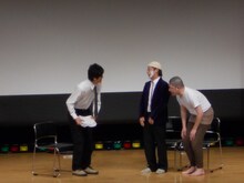 ベテラン漫才コンビ・サバイバルズのコントを披露したビーグル38。「お笑いポポロ」の取材に対し、出会いやネタの説明をする2人に会場は爆笑。