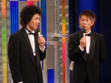 トータルテンボスは「イケメンユニットの会見ということで、我々生粋のイケメンコンビ“小ライセンス”ことトータルテンボスが登場しました」とこじつけた。