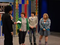 ハリセンボン近藤は箕輪に「ノーメイクで会見出るのやめてよー」と女性らしく注意。しかしトータルの2人から「近藤メイクしているの？」「メガネかけるとメイクしたってことだよな」とツッコまれてしまった。