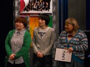 舞台の上手でイケメンユニットの登場を見守る3人。下手から彼女たちを見たトータルは「両端はまさに“ずんぐり”と“むっくり”だな」と思わず漏らした。