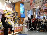 楽しんご♥は観客と一緒に「LOVE注入」。