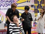 楽しんご♥は自慢のマッサージを披露。会場から選ばれた男性客は、「あー、ほんとに気持ちいいですね」と、楽しんご♥のマッサージにご満悦の様子だった。