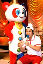 会見中、番組キャラクターのピラメキパンダ（左）に「お前もっと話せ」と耳打ちされたというはんにゃ川島（右）。