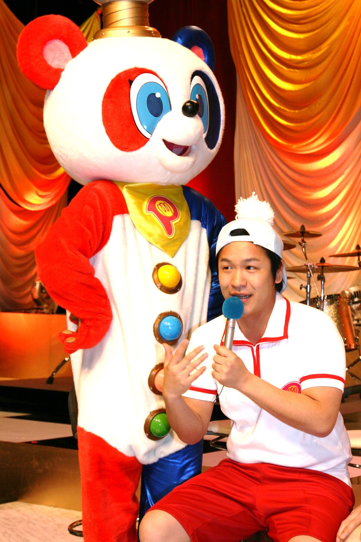 会見中、番組キャラクターのピラメキパンダ（左）に「お前もっと