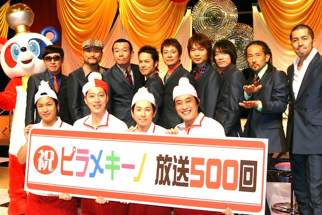 「ピラメキーノ」放送500回記念会見に出席したはんにゃ（前列左）、フルーツポンチ（前列右）と、スペシャルゲストの東京スカパラダイスオーケストラ（後列）。
