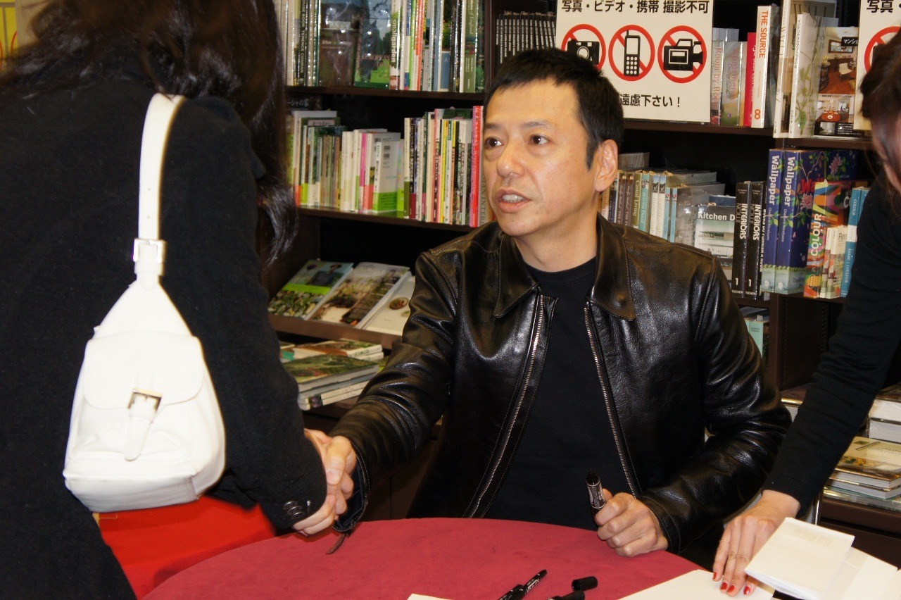 ファンと力強く握手を交わす板尾。