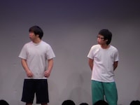 リトレインは部活動を舞台にしたコント。サッカー部新入生の2人はふざけてボールを柔道部の方に蹴ってしまう。