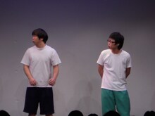 リトレインは部活動を舞台にしたコント。サッカー部新入生の2人はふざけてボールを柔道部の方に蹴ってしまう。