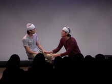 THE GEESE。しりとりをしている2人の男性。揃って頭をケガしている様子だが、果たしてその理由とは。