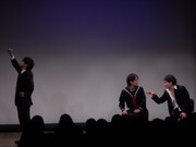 鬼ヶ島のコント。転校生の登場をきっかけに予想もつかない学園ドラマが展開する。