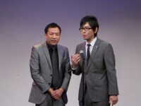 ナイツは漫才で自己紹介。ライブならではのブラックジョークや下ネタを織り交ぜ会場を沸かせた。