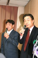 会見の司会を務めたおぼん・こぼん。