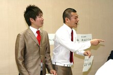 会見に“乱入”するU字工事。