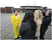 ダンディー市民の間に徐々に浸透するダンディギャグ。