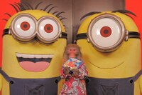 バナナから生まれたキャラクター・ミニオンたちに囲まれるゆりありく・りく。