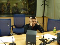 頭を抱えて落胆する小島。