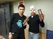 小島よしおと「レコメン！」パーソナリティ・K太郎（左から）。2人は慶大受験のリベンジとして今後、そろばんの試験にチャレンジする。