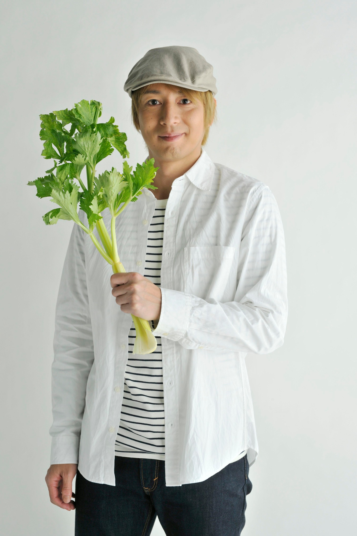 セロリを手に微笑む徳井。
