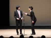 国際基督教大学のひとめぼれ。“ちょっとこじゃれた喫茶店のマスター”のコント漫才かと思いきや……。どんどんスピードアップする予想外の展開を見せた。