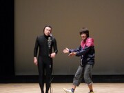 千葉大学のあすなろ白書。全身タイツとダンスでネタをするという異色の芸を見せたが、その突拍子もない展開に観客も大ウケ。