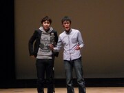 15年目のスパローズは自分たちの芸歴とスーパースターを比較。ネタ中、舞台袖から笑い声が響くハプニングに、大和が言い返した場面には会場も爆笑。